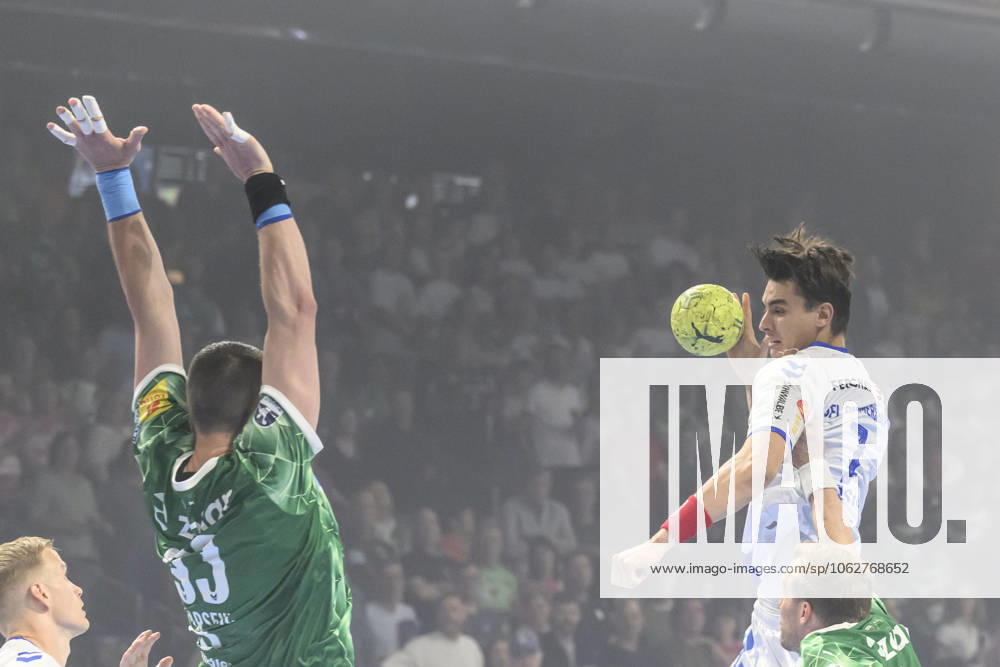 In the picture from l Mijajlo Marsenic Fuechse Berlin, 93 , Julian Koester VfL Gummersbach , duel, action, fight, fights for the ball, GER, Berlin, Fuechse Berlin vs VfL Gummersbach, HBL, Handball, Bundesliga, Max Schmeling Halle, 05 06 2025,