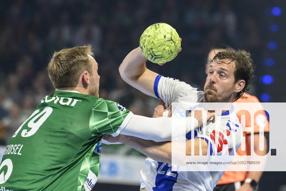 In the picture from l Mathias Gidsel Fuechse Berlin, 19 , Kentin Mahe VfL Gummersbach , duel, action, fight, fights for the ball, GER, Berlin, Fuechse Berlin vs VfL Gummersbach, HBL, Handball, Bundesliga, Max Schmeling Halle, 05 06 2025,