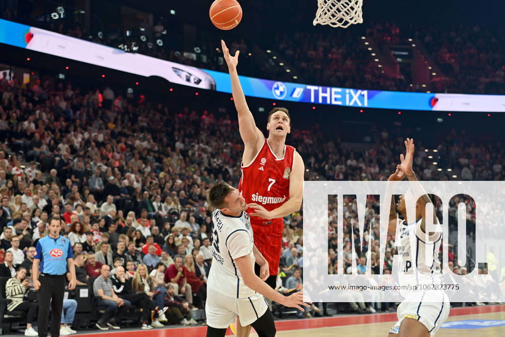 Johannes VOIGTMANN FCB , action,duel against Ryan MIKESELL HD ,re Michael WEATHERS HD Basketball BBL,Saison 2024 2025 ,3 Play Off Semi Final FC Bayern Muenchen MLP Academics Heidelberg am 07 06 2025, S A P G A R D EN