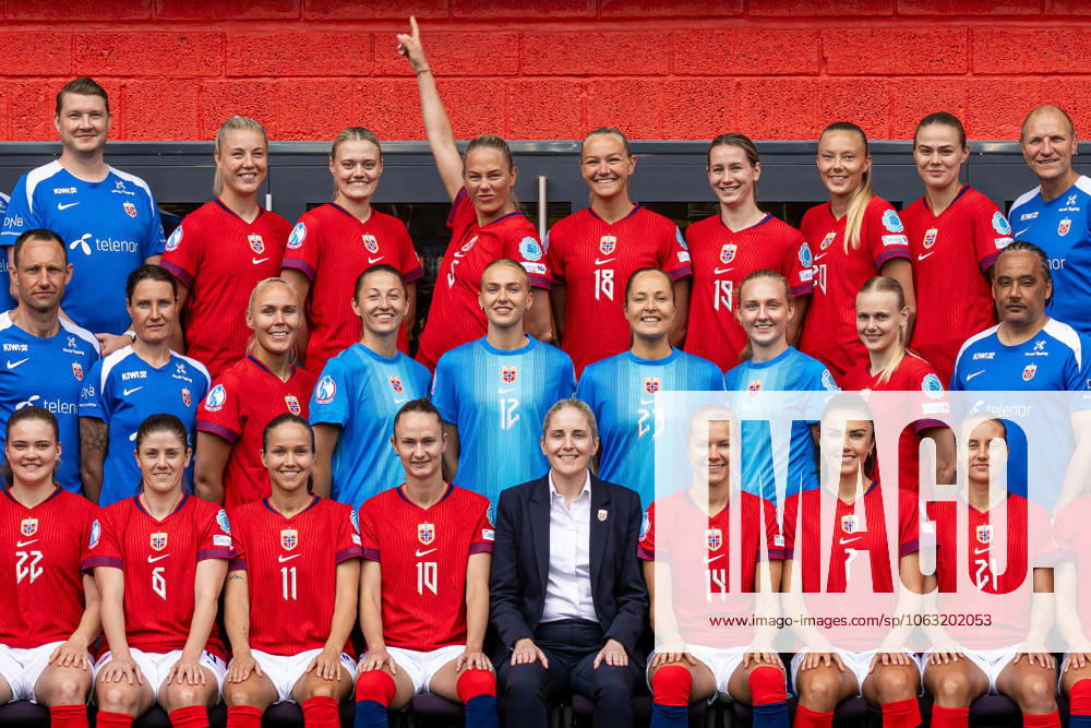 Guro Bergsvand of the Norwegian women s national football team pose for a team photo together with teammates and staff ahead of the UEFA Women s Euro on June 23, 2025 in Oslo Photo Vegard Grott BILDBYRAN kod VG VG0770 bbeng fotboll fotball fotball dam norge norway lagbilde lagfoto lagbild team picture team photo precamp uefa euro em kvinner em 2025