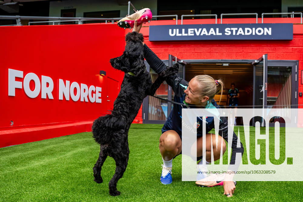 Frida Maanum of the Norwegian women s national football team with a dog ahead of a training session on June 23, 2025 in Oslo Photo Vegard Grott BILDBYRAN kod VG VG0769 bbeng fotboll football soccer fotball norge norway women dam träning practice training trening pre camp precamp