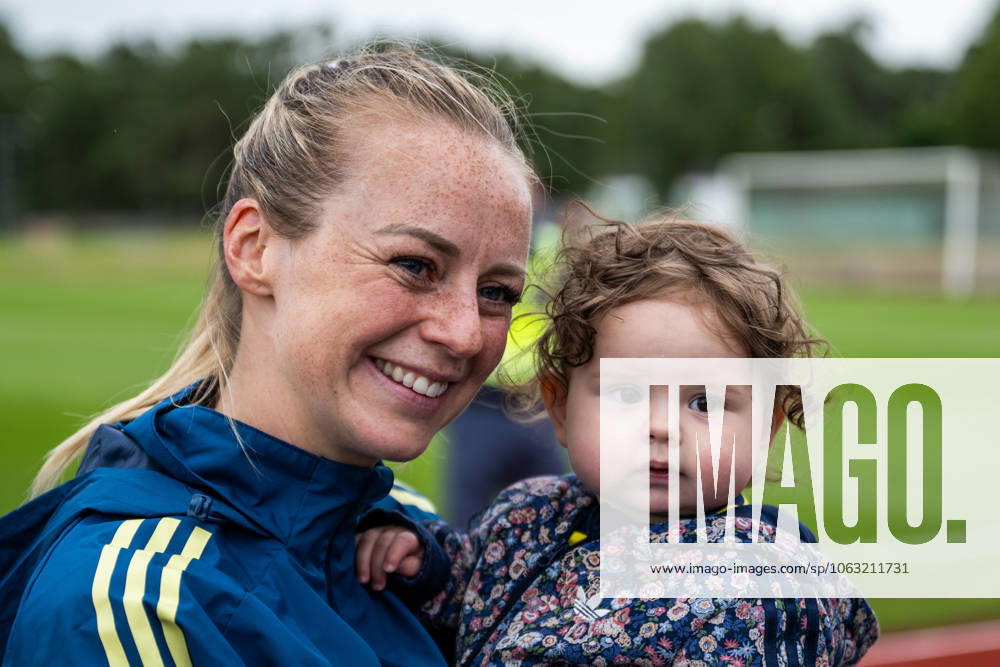 Amanda Ilestedt of the Swedish women s national football team with her daughter Mila after a training session on June 24, 2025 in Ahus Photo Mathias Bergeld BILDBYRAN kod MB MB1150 fotboll football soccer fotball träning practice training sverige sweden dam bbeng kvinner women