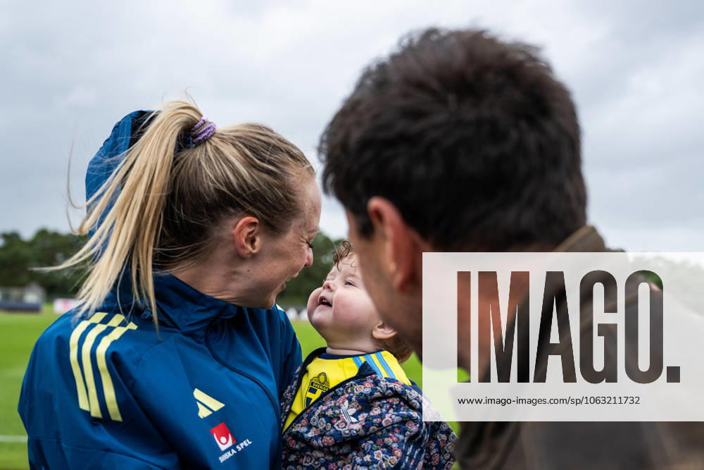 Amanda Ilestedt of the Swedish women s national football team with her partner Rainer Müller and their daughter Mila after a training session on June 24, 2025 in Ahus Photo Mathias Bergeld BILDBYRAN kod MB MB1150 fotboll football soccer fotball träning practice training sverige sweden dam bbeng kvinner women