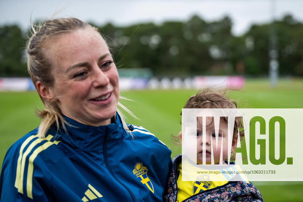 Amanda Ilestedt of the Swedish women s national football team with her daughter Mila after a training session on June 24, 2025 in Ahus Photo Mathias Bergeld BILDBYRAN kod MB MB1150 fotboll football soccer fotball träning practice training sverige sweden dam bbeng kvinner women