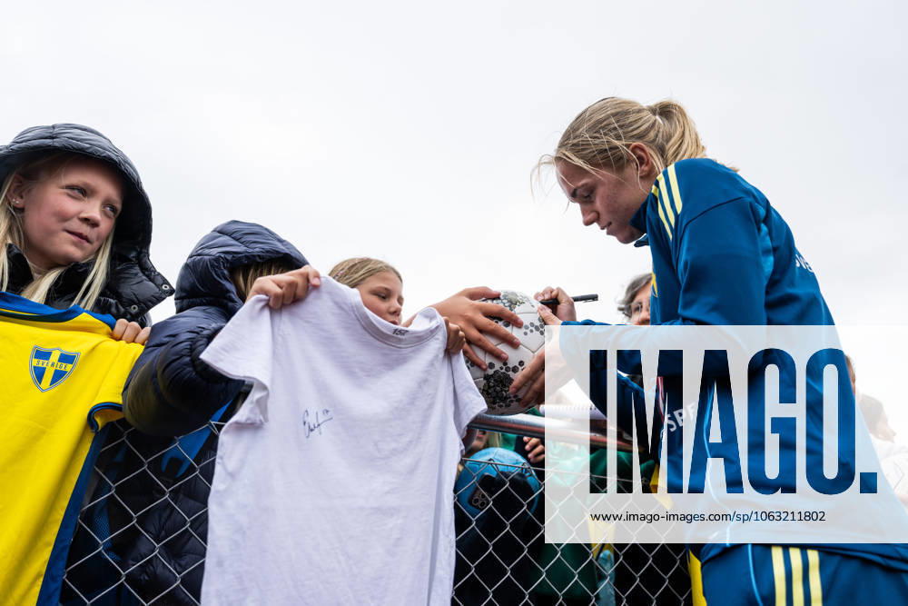 Hanna Lundkvist of the Swedish women s national football team writes autographs for fans after a training session on June 24, 2025 in Ahus Photo Mathias Bergeld BILDBYRAN code MB MB1150 fotboll football soccer fotball träning practice training sverige sweden dam bbeng kvinner women publik