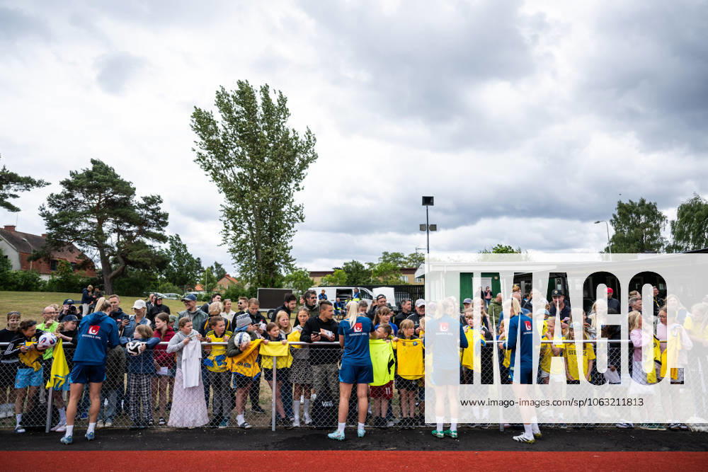Players of the Swedish women s national football team write autographs for fans after a training session on June 24, 2025 in Ahus Photo Mathias Bergeld BILDBYRAN code MB MB1150 fotboll football soccer fotball träning practice training sverige sweden dam bbeng kvinner women publik