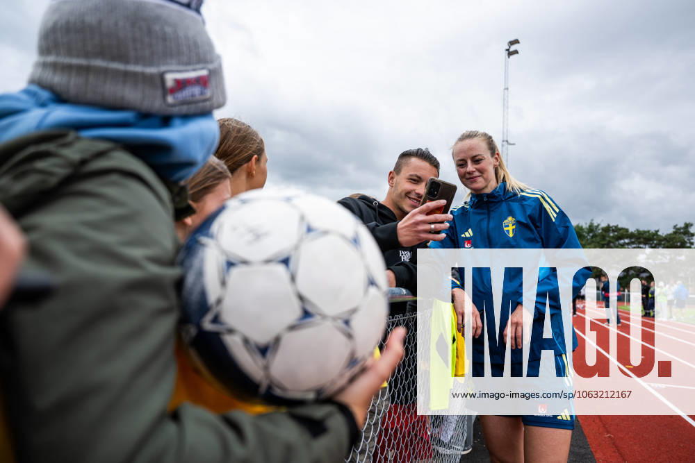 Amanda Ilestedt of the Swedish women s national football team takes picture with a fan after a training session on June 24, 2025 in Ahus Photo Mathias Bergeld BILDBYRAN code MB MB1150 fotboll football soccer fotball träning practice training sverige sweden dam bbeng kvinner women publik