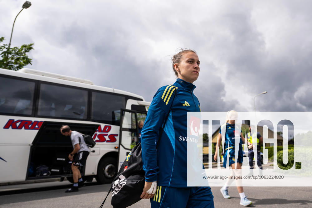 Julia Zigiotti Olme of the Swedish women s national football team arrives ahead of a training session on June 25, 2025 in Ahus Photo Mathias Bergeld BILDBYRAN code MB MB1152 fotboll football soccer fotball träning practice training sverige sweden dam bbeng kvinner women