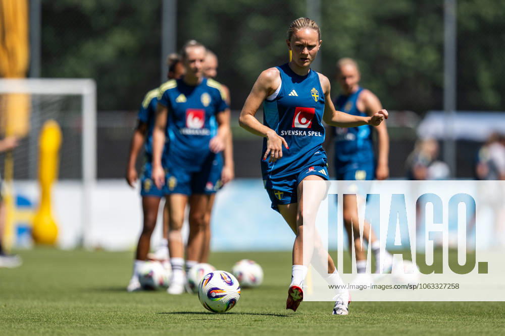 Matilda Vinberg of the Swedish women s national football team at a training session ahead of the UEFA Women s Euro 2025 Championship on June 29, 2025 in Cham Photo Mathias Bergeld BILDBYRAN code MB MB1155 fotboll football soccer fotbolls em europamästerskap em uefa womens euro uefa womens european football championship womens euro 2024 dam kvinner women träning practice training sverige sweden day 3 bbeng