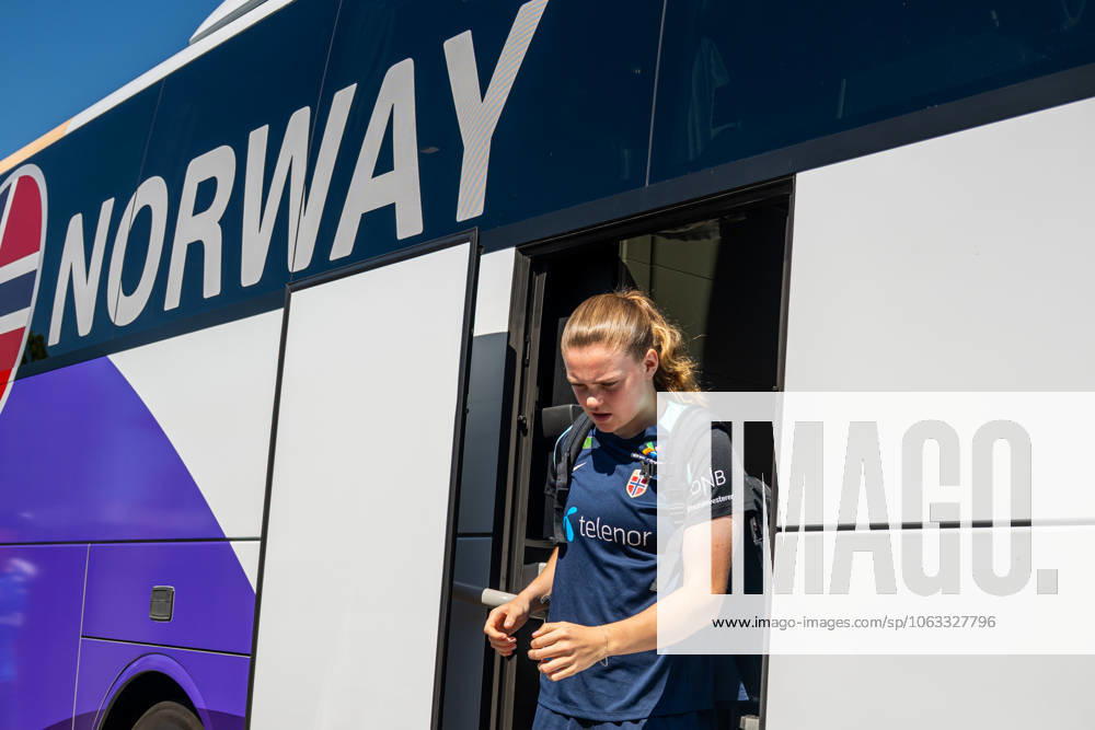 Signe Gaupset of the Norwegian women s national football team arrives at a training session ahead of the UEFA Women s Euro 2025 on June 29, 2025 in Neuchatel Photo Vegard Grott BILDBYRAN kod VG VG0774 bbeng fotboll football soccer fotball fotballs em fotball em europamästerskap em uefa womens euro em 2025 träning practice training trening norge norway dam day 3