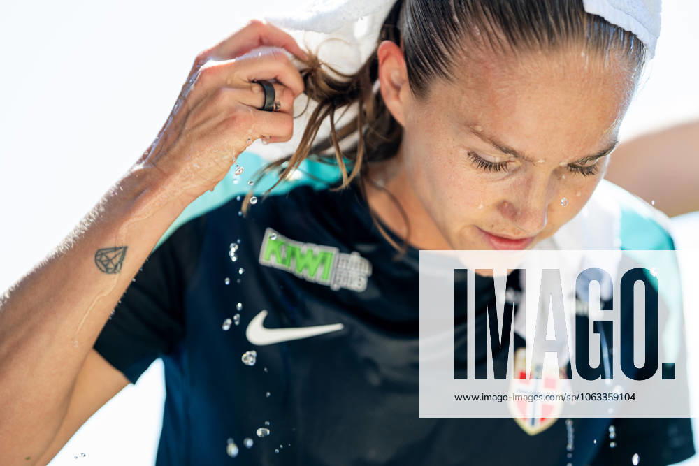 Guro Reiten of the Norwegian women s national football team cools down during a training session ahead of the UEFA Women s Euro 2025 on June 30, 2025 in Neuchatel Photo Vegard Grott BILDBYRAN kod VG VG0775 bbeng fotboll football soccer fotball fotballs em fotball em europamästerskap em uefa womens euro em 2025 träning practice training trening norge norway dam day 2