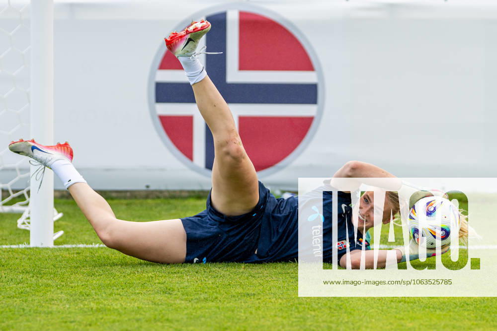 Goalkeeper Selma Panengstuen of the Norwegian women s national football team at a training session during the UEFA Women s Euro 2025 on July 3, 2025 in Neuchatel Photo Vegard Grott BILDBYRAN kod VG VG0779 bbeng fotboll football soccer fotball fotballs em fotball em europamästerskap em uefa womens euro em 2025 träning practice training trening norge norway dam day2