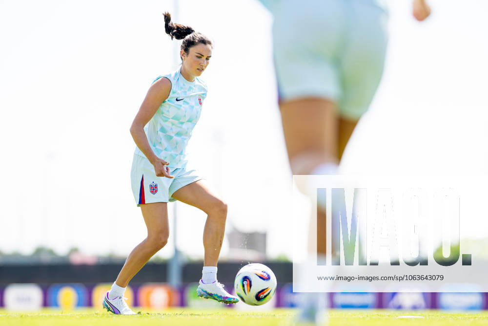 Ingrid Syrstad Engen of the Norwegian women s national football team at a training session during the UEFA Women s Euro 2025 on July 5, 2025 in Neuchatel Photo Vegard Grott BILDBYRAN kod VG VG0780 bbeng fotboll football soccer fotball fotballs em fotball em europamästerskap em uefa womens euro em 2025 träning practice training trening norge norway dam day4