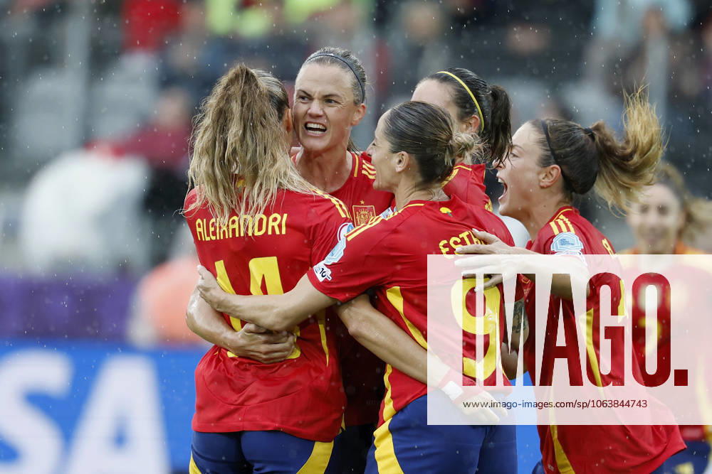 Cheering after the goal to 2 1, cheering, cheering, cheering, emotions, around the goal scorer Irene Paredes Spain, 4 07 07 2025, football, UEFA Womens Euro, Spain Belgium, Switzerland, Thun, Stockhorn Arena