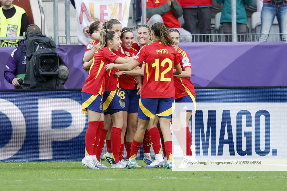 Cheering after the goal for 4 2, cheering, cheering, cheering, emotions, around the goal scorer Mariona Caldentey Spain, 8 07 07 2025, football, UEFA Womens Euro, Spain Belgium, Switzerland, Thun, Stockhorn Arena