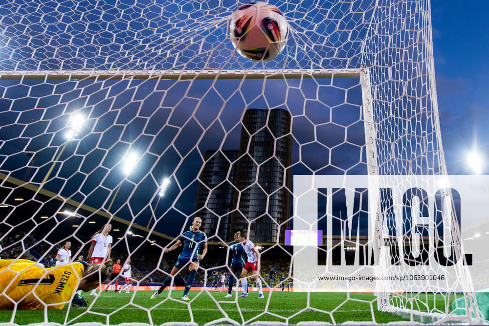 Stina Blackstenius of Sweden celebrates after 0 1 during the UEFA Women s Euro 2025 group stage football match between Poland and Sweden on July 8, 2025 in Luzern Photo Mathias Bergeld BILDBYRAN code MB LT0707 fotboll football soccer fotbolls em europamästerskap em uefa womens euro uefa womens european football championship womens euro 2025 dam kvinner women polen sverige sweden poland 7 bbeng jubel