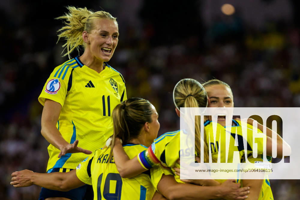 Stina Blackstenius of Sweden celebrates with her teammates after Fridolina Rolfö scored 3 1 on a penalty kick during the UEFA Women s Euro 2025 group stage football match between between Sweden and Germany on July 12, 2025 in Zurich Photo Ludvig Thunman BILDBYRAN code LT LT0714 fotboll football soccer fotballs em europamästerskap em uefa womens euro uefa womens european football championship womens euro 2025 dam kvinner women sverige sweden germany deutschland tyskland bbeng jubel celebration