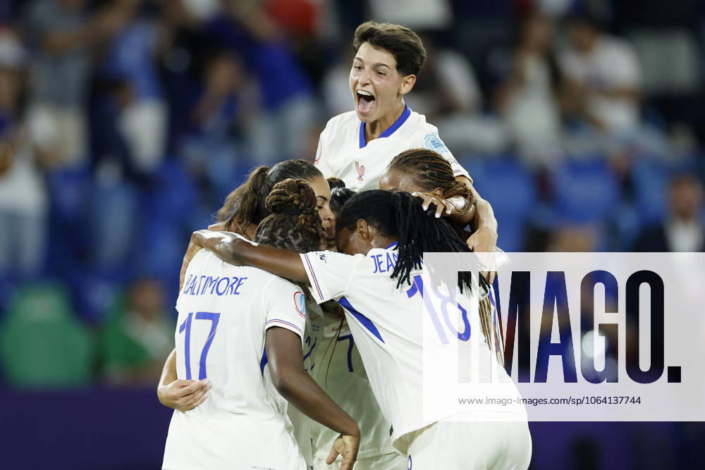 Cheering after the goal to 4 2, cheering, cheering, cheering, emotions, around the scorer Delphine Cascarino France, 20 , 13 07 2025, Football, UEFA Womens Euro, Netherlands France, Switzerland, Basel, St Jakob Park