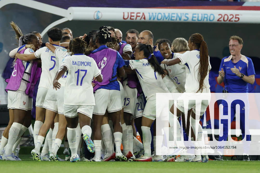 Cheering after the goal to 2 3, cheering, cheering, cheering, emotions around the scorer Delphine Cascarino France, 20 , 13 07 2025, Football, UEFA Womens Euro, Netherlands France, Switzerland, Basel, St Jakob Park