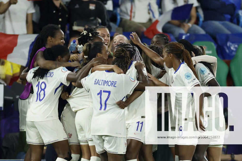 Cheering after the goal to 2 5, cheering, cheering, cheering, emotions around the scorer Sakina Karchaoui France, 7 , 13 07 2025, Football, UEFA Womens Euro, Netherlands France, Switzerland, Basel, St Jakob Park