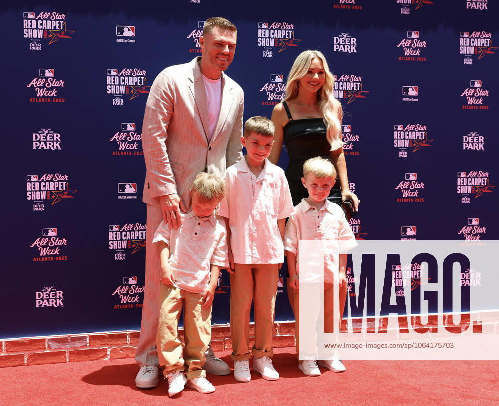 Los Angeles Dodgers first baseman Freddie Freeman, his wife Chelsea Freeman, and his 3 boys Charlie, Brandon, and Max walk on the red carpet before the start of the 2025 MLB, Baseball Herren, USA All-Star game at Truist Park in Atlanta, Georgia on Tuesday, July 15, 2025. ATL20250715003 MIKExZARRILLI