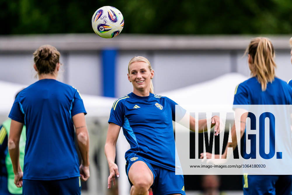 Stina Blackstenius of the Swedish women s national football team at a training session during the UEFA Women s Euro 2025 Championship on July 16, 2025 in Cam Photo Ludvig Thunman BILDBYRAN code LT LT0720 fotboll football soccer fotbolls em europamästerskap em uefa womens euro uefa womens european football championship womens euro 2025 dam kvinner women träning practice training sverige sweden day 15 bbeng