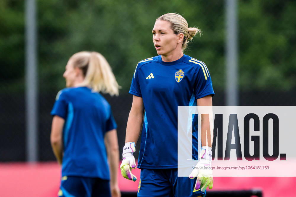 Goalkeeper Jennifer Falk of the Swedish women s national football team at a training session during the UEFA Women s Euro 2025 Championship on July 16, 2025 in Cam Photo Ludvig Thunman BILDBYRAN code LT LT0720 fotboll football soccer fotbolls em europamästerskap em uefa womens euro uefa womens european football championship womens euro 2025 dam kvinner women träning practice training sverige sweden day 15 bbeng