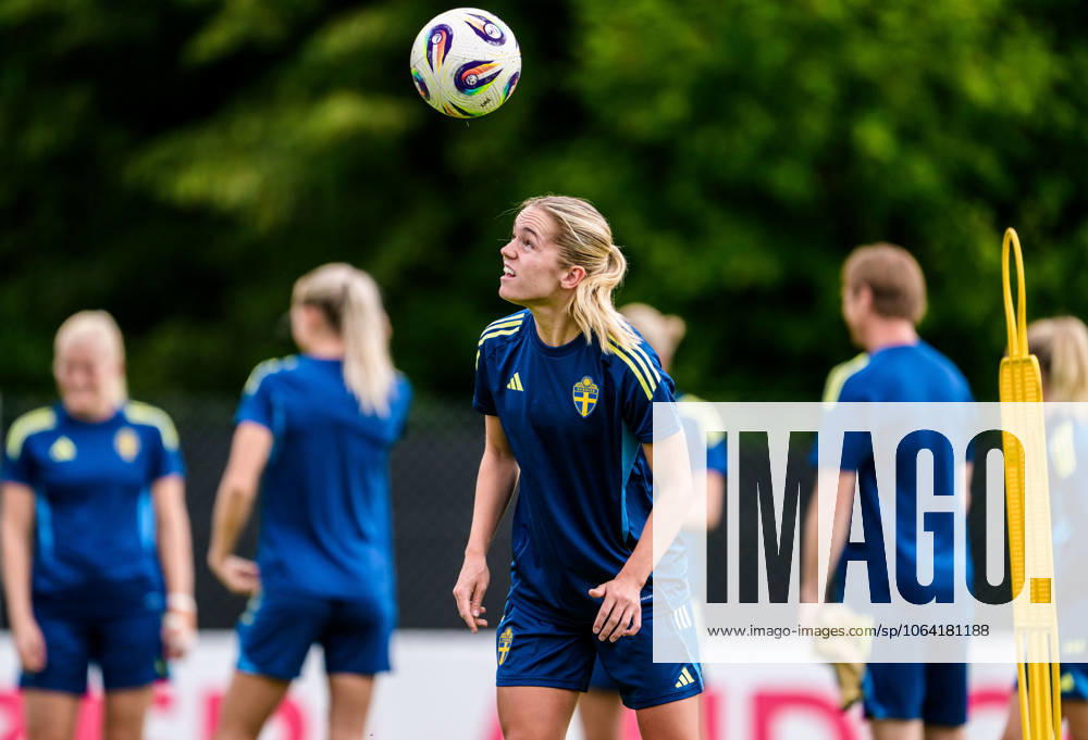Hanna Lundkvist of the Swedish women s national football team at a training session during the UEFA Women s Euro 2025 Championship on July 16, 2025 in Cam Photo Ludvig Thunman BILDBYRAN code LT LT0720 fotboll football soccer fotballs em europamästerskap em uefa womens euro uefa womens european football championship womens euro 2025 dam kvinner women träning practice training sverige sweden day 15 bbeng