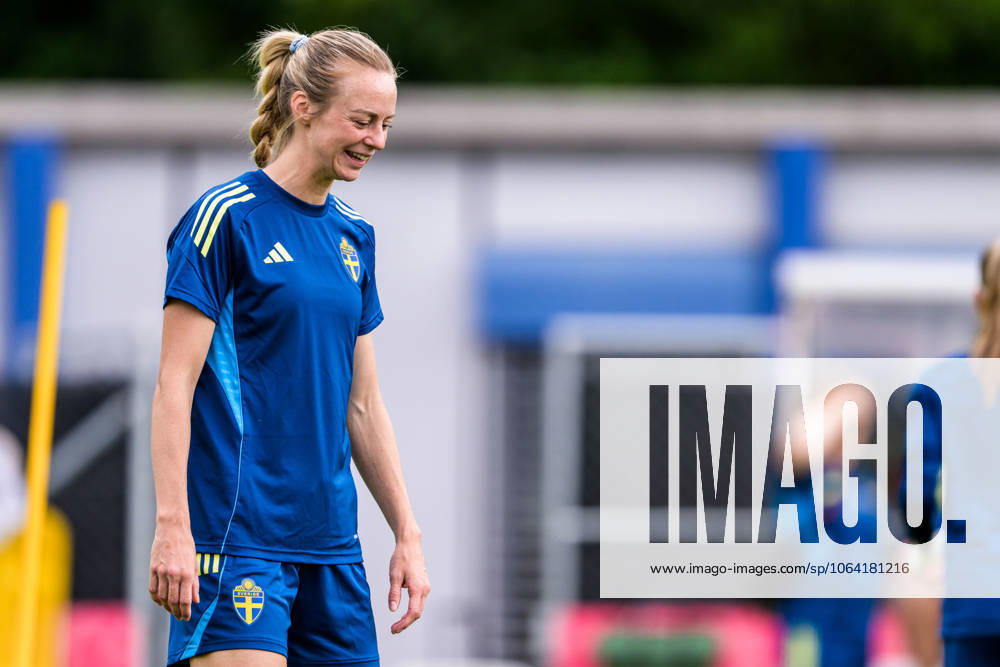 Amanda Ilestedt of the Swedish women s national football team at a training session during the UEFA Women s Euro 2025 Championship on July 16, 2025 in Cam Photo Ludvig Thunman BILDBYRAN code LT LT0720 fotboll football soccer fotbolls em europamästerskap em uefa womens euro uefa womens european football championship womens euro 2025 dam kvinner women träning practice training sverige sweden day 15 bbeng