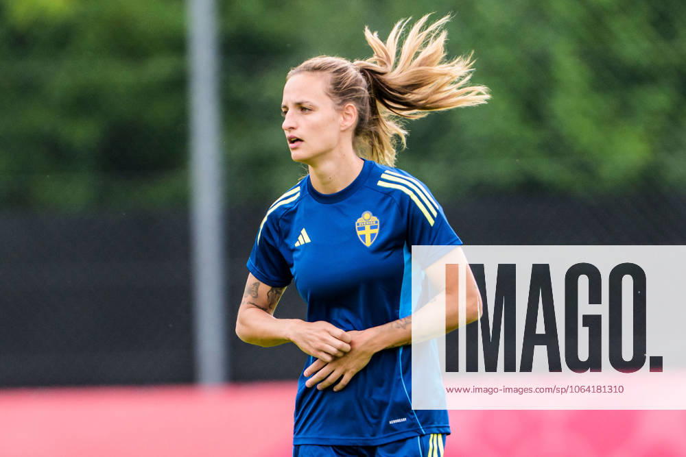 Nathalie Björn of the Swedish women s national football team at a training session during the UEFA Women s Euro 2025 Championship on July 16, 2025 in Cam Photo Ludvig Thunman BILDBYRAN code LT LT0720 fotboll football soccer fotbolls em europamästerskap em uefa womens euro uefa womens european football championship womens euro 2025 dam kvinner women träning practice training sverige sweden day 15 bbeng