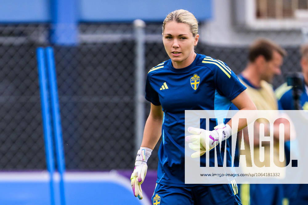 Goalkeeper Jennifer Falk of the Swedish women s national football team at a training session during the UEFA Women s Euro 2025 Championship on July 16, 2025 in Cam Photo Ludvig Thunman BILDBYRAN code LT LT0720 fotboll football soccer fotbolls em europamästerskap em uefa womens euro uefa womens european football championship womens euro 2025 dam kvinner women träning practice training sverige sweden day 15 bbeng