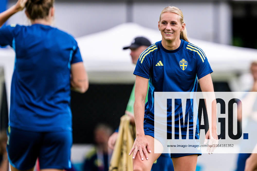 Stina Blackstenius of the Swedish women s national football team at a training session during the UEFA Women s Euro 2025 Championship on July 16, 2025 in Cam Photo Ludvig Thunman BILDBYRAN code LT LT0720 fotboll football soccer fotbolls em europamästerskap em uefa womens euro uefa womens european football championship womens euro 2025 dam kvinner women träning practice training sverige sweden day 15 bbeng