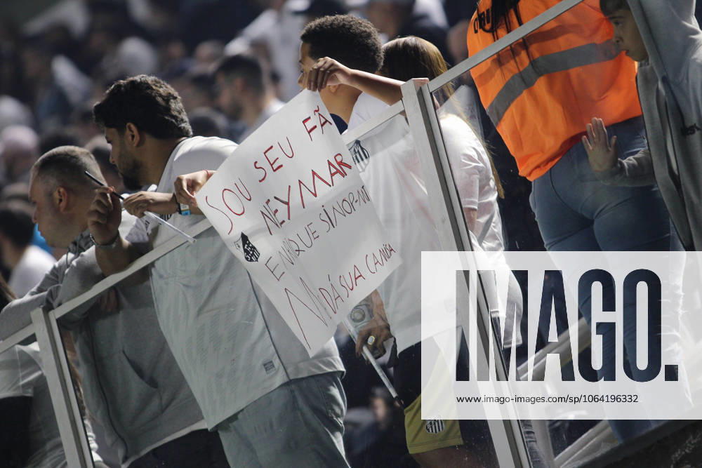 Match between Santos and Flamengo Santos (SP), 7 16 2025 - Football Santos x Flamengo - Santos fan, during the match between Santos x Flamengo, valid for the 14th round of the Brazilian Championship Series A, held at Vila Belmiro, this Wednesday (16). Sao Paulo Brasil