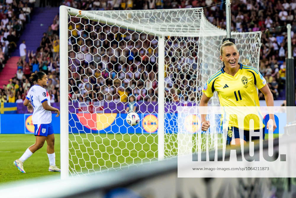 Stina Blackstenius of Sweden celebrates after scoring 2 0 during the UEFA Women s Euro 2025 quarterfinal football match between Sweden and England on July 17, 2025 in Zurich Photo Ludvig Thunman BILDBYRAN code LT LT0721 fotboll football soccer fotbolls em europamästerskap em uefa womens euro uefa womens european football championship womens euro 2025 dam kvinner women kvartsfinal quarterfinal quarterfinals sverige sweden england bbeng jubel
