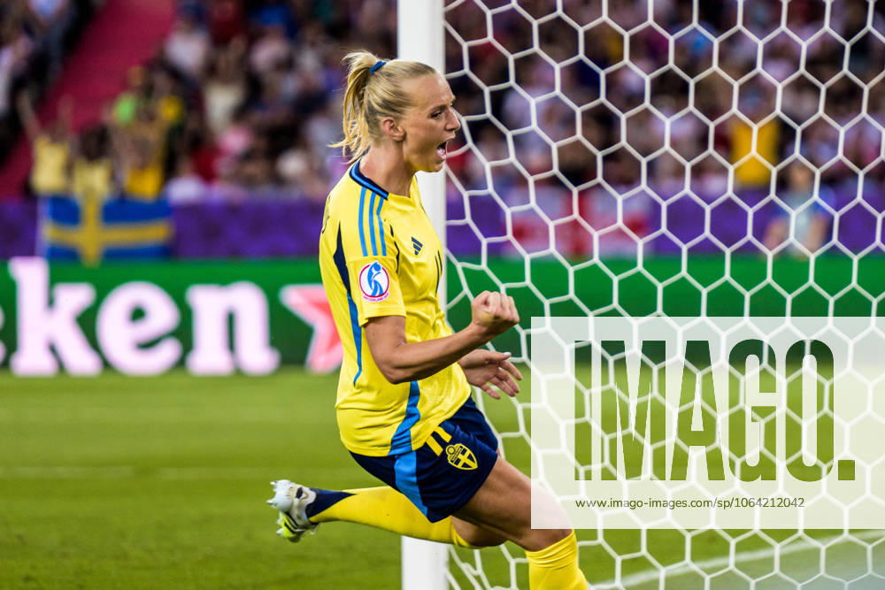 Stina Blackstenius of Sweden celebrates after scoring 2 0 during the UEFA Women s Euro 2025 quarterfinal football match between Sweden and England on July 17, 2025 in Zurich Photo Ludvig Thunman BILDBYRAN code LT LT0721 fotboll football soccer fotbolls em europamästerskap em uefa womens euro uefa womens european football championship womens euro 2025 dam kvinner women kvartsfinal quarterfinal quarterfinals sverige sweden england bbeng jubel
