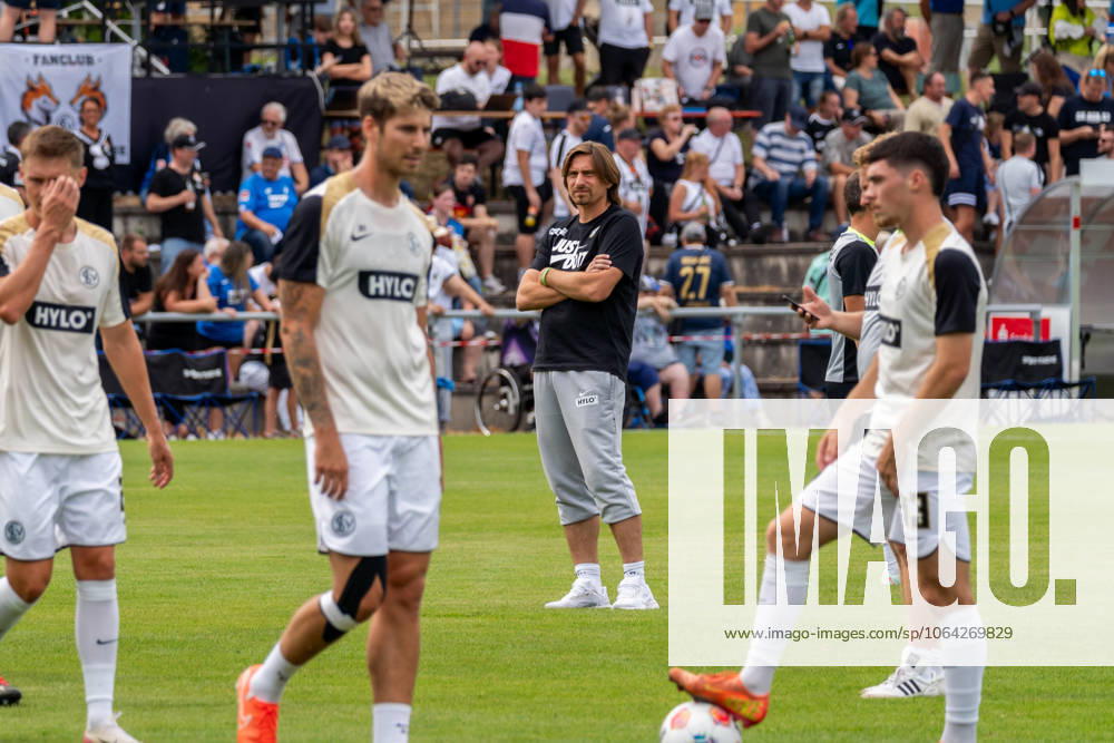Vincent Wagner SV Elversberg, Head coach watches his team warming up, GER, TSG 1899 Hoffenheim vs SV Elversberg, Football, Test match, Season 2025 2026, 19 07 2025, GER, TSG 1899 Hoffenheim vs SV Elversberg, Football, Test match, Season 2025 2026, 19 07 2025 Zuzenhausen