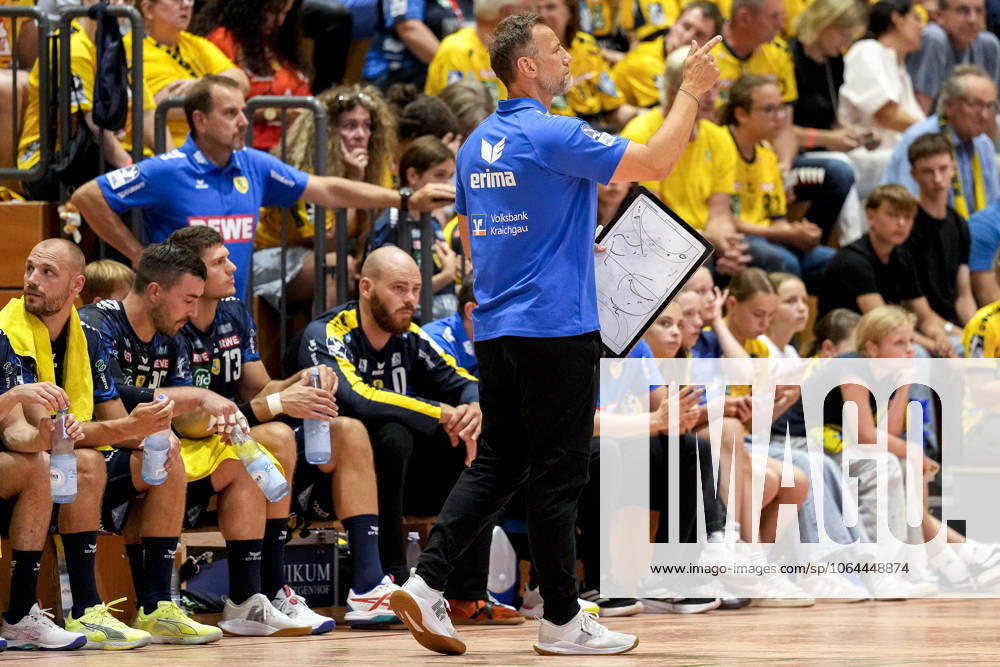 Maik Machulla coach, head coach, RNL , gives instructions, gestures, gestures with his arms, on the sidelines, 25 07 2025, Schwetzingen Germany , Handball, Patrick Lengler Cup, HG Oftersheim Schwetzingen Rhein Neckar Löwen