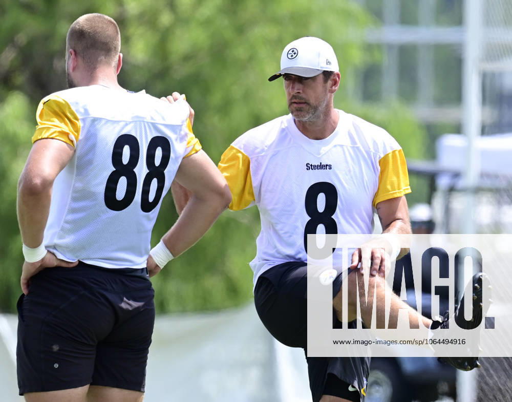 Pittsburgh Steelers quarterback Aaron Rogers (8) leans on tight end Pat Freiermuth during practice at the Steelers training camp at Saint Vincents College in Latrobe, Pennsylvania on Saturday, July 26, 2025. PIT2025072603 ARCHIExCARPENTER