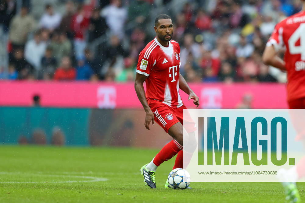 Jonathan Tah FC Bayern Muenchen, 04 with ball, GER, FC Bayern Muenchen vs Olympique Lyon, Football, Test match, Season 2025 2026, 02 08 2025, GER, FC Bayern Muenchen vs Olympique Lyon, Football, Test match, Season 2025 2026, 02 08 2025 Muenchen