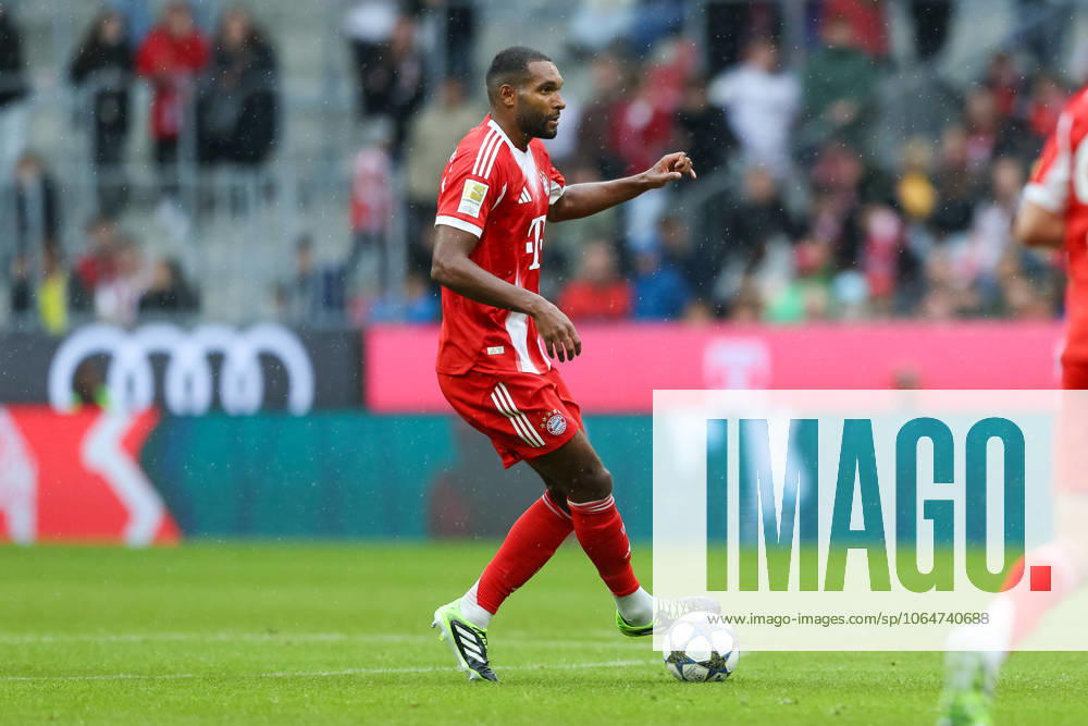Jonathan Tah FC Bayern Muenchen, 04 with ball, GER, FC Bayern Muenchen vs Olympique Lyon, Football, Test match, Season 2025 2026, 02 08 2025, GER, FC Bayern Muenchen vs Olympique Lyon, Football, Test match, Season 2025 2026, 02 08 2025 Muenchen