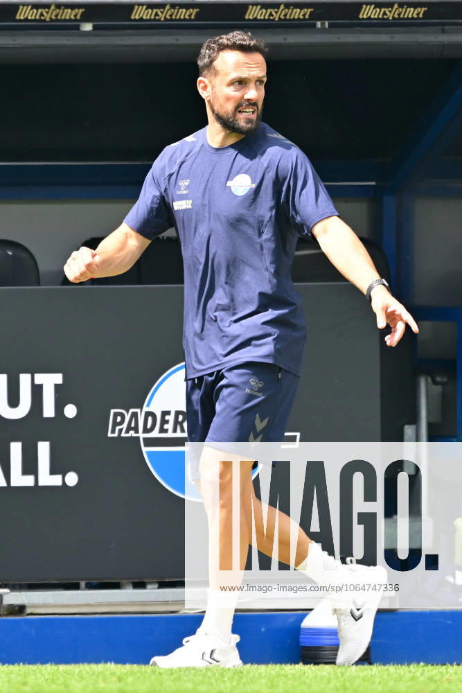 Paderborn, Home Deluxe Arena, 02 08 25, GER, Herren, 2 Bundesliga, Saison 2025 2026, SC Paderborn 07 KSV Holstein Kiel Bild Trainer Ralf KETTEMANN Paderborn DFL regulations prohibit any use of photographs as image sequences and or quasi video NRW Germany