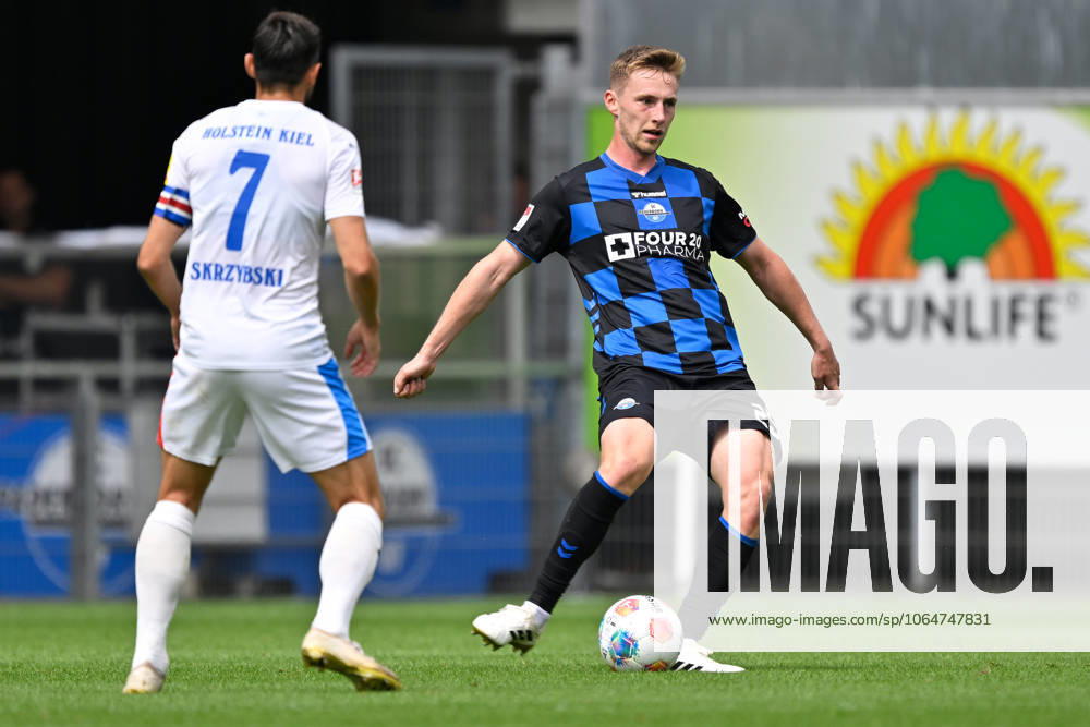 Paderborn, Home Deluxe Arena, 02 08 25, GER, Herren, 2 Bundesliga, Saison 2025 2026, SC Paderborn 07 KSV Holstein Kiel Bild v li im Zweikampf Steven SKRZYBSKI Kiel und Tjark SCHELLER Paderborn DFL regulations prohibit any use of photographs as image sequences and or quasi video NRW Deutschland