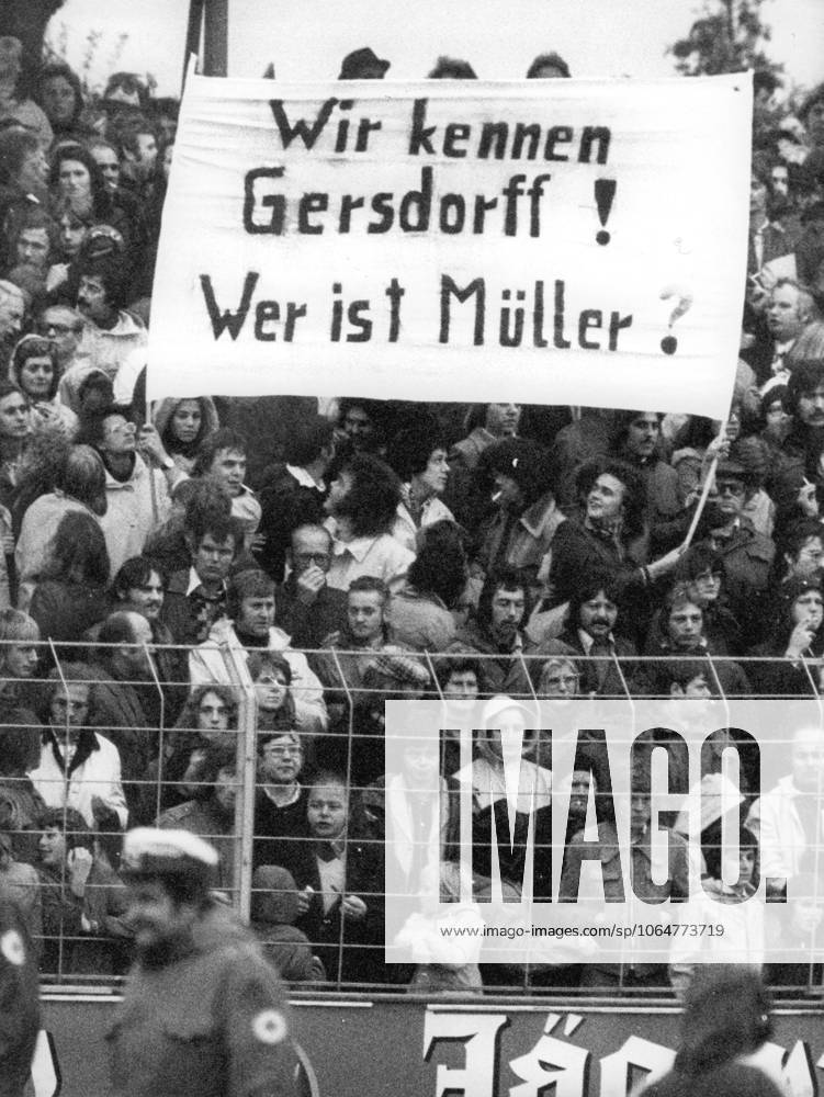 Football Bundesliga Eintracht Brunswick Bavaria Munich 3 1 2 0 u B Z Spectators with a Transparent with the Inscription We know Gersdorff Who is Mueller 05 10 1974 in Brunswick Stadium Hamburg Road Germany