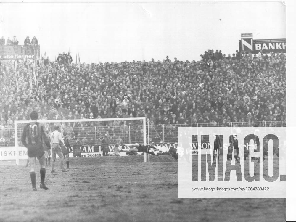 Football Bundesliga Eintracht Brunswick Hertha BSC 2 1 2 1 u B Z a Torszene 13 03 1971 in Brunswick Stadium Hamburg Road