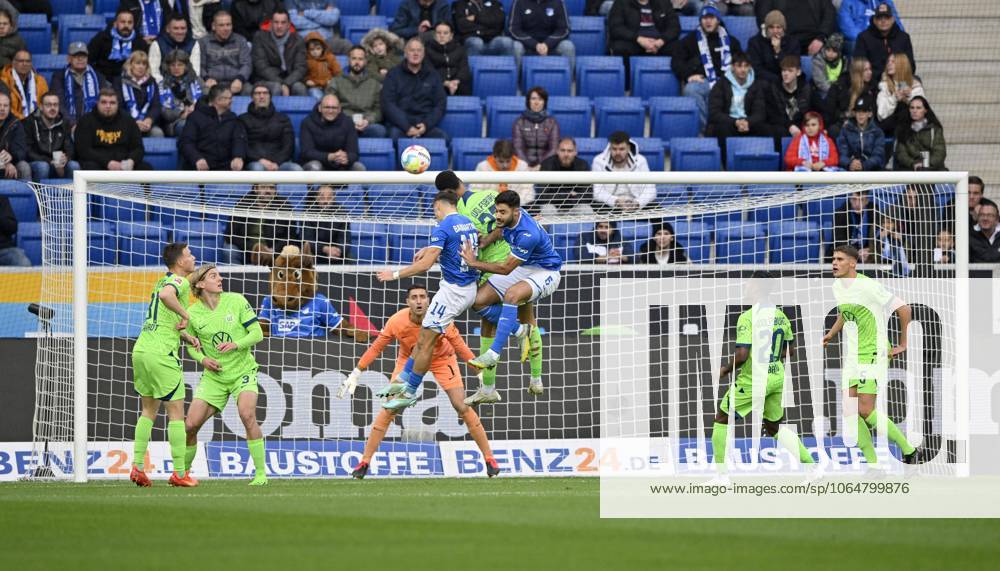 Penalty area scene, goal area scene, header duel duel, Action, Christoph Baumgartner TSG 1899 Hoffenheim 14 Ozan cabbage TSG 1899 Hoffenheim 05 , Felix Nmecha VfL Wolfsburg 22 , Goalkeeper Koen Castles VfL Wolfsburg 1 , PreZero Arena, Sinsheim, Bathing Wurttemberg, Germany, Europe