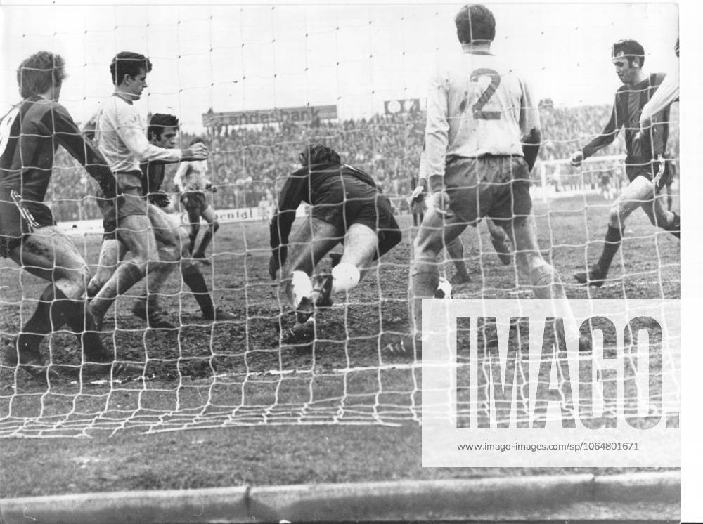 Football Bundesliga Eintracht Brunswick Hertha BSC 2 1 2 1 Gate of honor through Steffen Hagen u B Z v l Steffen Hagen Hertha , Merkhoffer, Goalkeeper Wolter, Grzyb all Brunswick and Gayer Hertha 13 03 1971 in Brunswick Stadium Hamburg Road Germany