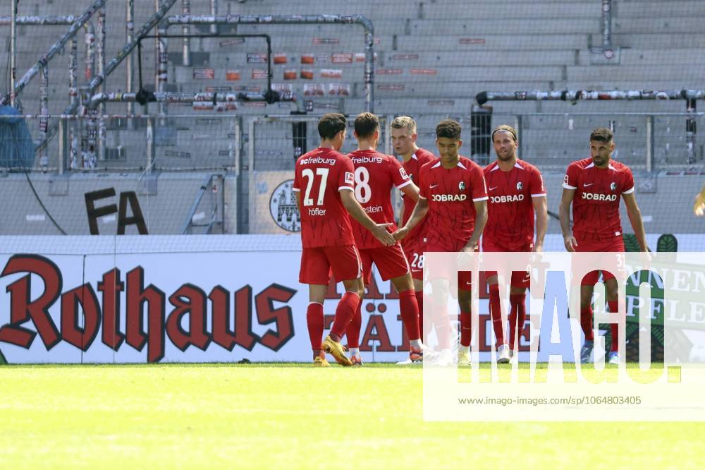Die Freiburger Spieler bejubeln das Tor zum 6:0 durch Vincenzo Grifo SC Freiburg beim Fußball-Testspiel: SC Freiburg - FC Basel REGULATIONS PROHIBIT ANY USE OF PHOTOGRAPHS AS IMAGE SEQUENCES AND OR QUASI-VIDEONann Foto: Joachim Hahne johapress, Freiburg, Deutschland Deutschland Freiburg players celebrate the 6:0 Tor tor by Vincenzo Grifo SC Freiburg during the football test match: SC Freiburg - FC Basel REGULATIONS PROHIBIT ANY USE OF PHOTOGRAPHS AS IMAGE SEQUENCES AND OR QUASI-VIDEOn Photo: Joachim Hahne johapress, Freiburg, Germany Germany