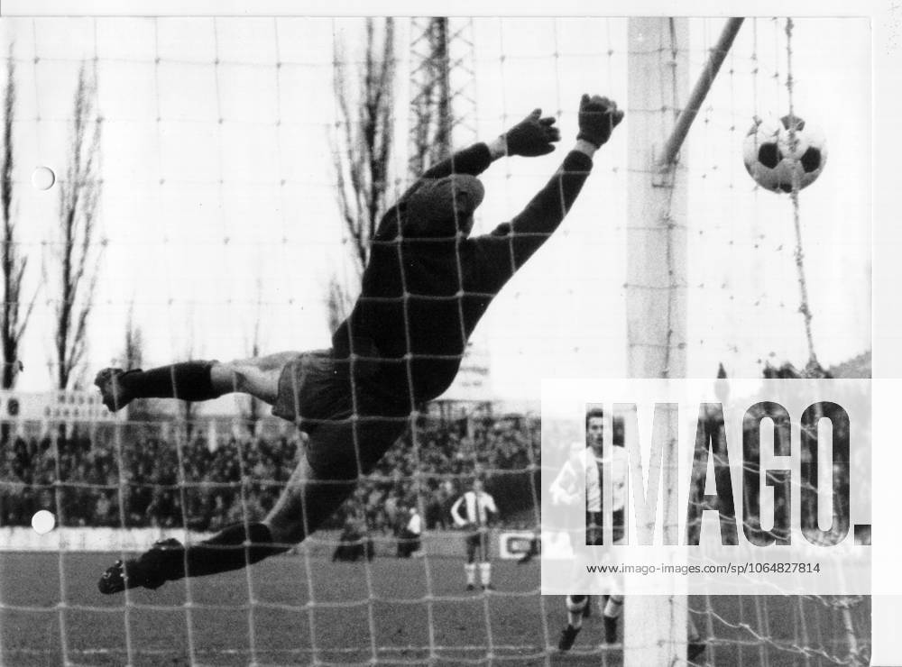 Football Bundesliga Eintracht Brunswick Hertha BSC 1 1 0 1 u B Z Goalkeeper Hans Jaecker Brunswick fends to Corner from 21 11 1964 in Brunswick Stadium Hamburg Road Germany