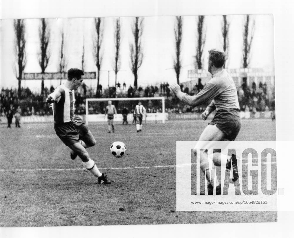 Football Bundesliga Eintracht Brunswick Hertha BSC 1 1 1 1 u B Z Altendorff left Hertha 30 03 1964 in Brunswick Stadium Hamburg Road Germany