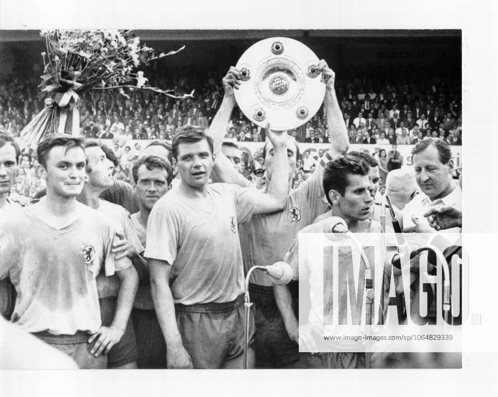 Football Bundesliga Eintracht Brunswick 1 FC Nuernberg 4 1 2 0 Brunswick is German Football champion u B Z v l Saborowski, Meyer, Schmidt, Dulz, Baese, Gerwien and team manager Johannsen 03 06 1967 in Brunswick Stadium Hamburg Road Germany